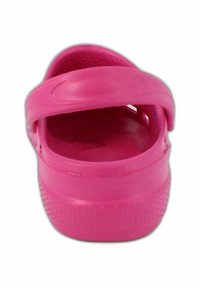 Roze plastic klompen met een open achterkant, voorzien van een gestructureerde binnenzool, een brede band en een gevlekte zool voor grip.