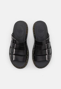 Svarta slidesandaler med tre justerbara remmar, silverfärgad hårdvara och en texturerad sula. Har gula stygn längs kanterna.