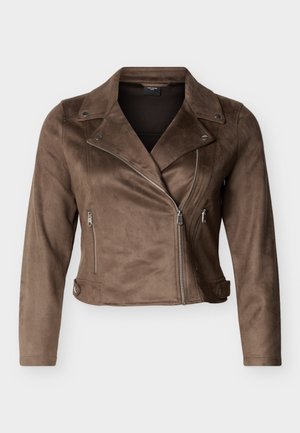 Veste courte de motard en daim marron avec col large, fermeture éclair asymétrique argentée, poches latérales zippées et sangles de taille à boutons.