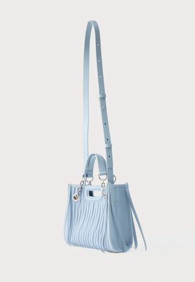Τσάντα από ελαφρύ μπλε δέρμα με ραβδωτή υφή, διπλές λαβές και αφαιρούμενο ιμάντα ώμου. Διαθέτει διακοσμητικό ασημένιο στοιχείο.