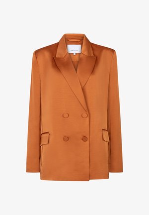Dubbelrijk satijnen blazer in verbrand oranje met puntige revers, twee voorflapzakken en knopen bekleed met dezelfde stof.