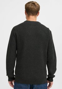 Suéter de punto gris oscuro con textura acanalada, que presenta un cuello redondo, mangas largas y un dobladillo recto.