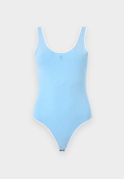 Ανοιχτό μπλε αμάνικο κορμάκι με στρογγυλή λαιμόκοψη και λευκή επένδυση, που διαθέτει μικρό κεντραρισμένο λογότυπο στο στήθος.