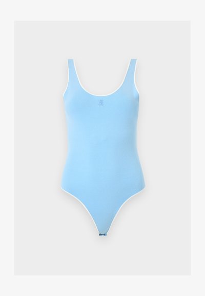 Ανοιχτό μπλε αμάνικο κορμάκι με στρογγυλή λαιμόκοψη και λευκή επένδυση, που διαθέτει μικρό κεντραρισμένο λογότυπο στο στήθος.