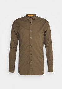 Zielona oliwkowa koszula z długim rękawem, wykonana z mieszanki bawełny, z kołnierzykiem zapinanym na guziki, srebrnymi guzikami i pomarańczowym akcentem wewnątrz kołnierzyka.