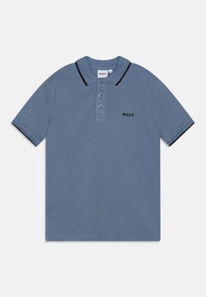 Polo bleu avec un col noir et des accents sur les manches, patte de boutonnage à trois boutons et logo "BOSS" brodé sur le côté gauche.