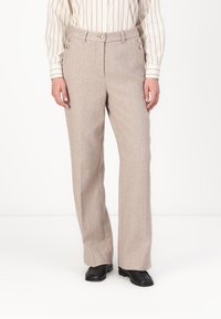 Pantalon en beige clair à motif chevrons, avec taille haute, passants pour ceinture et deux boutons décoratifs sur les poches.
