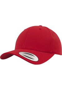 Cască de baseball roșie cu o coroană structurată, vizieră curbată și material texturat. Prezintă un eticheta de marcă pe partea interioară a vizierii.