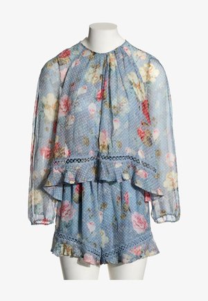 Blouse bleue transparente à motif floral avec manches longues et short assorti, les deux avec des volants et une bordure en dentelle sur un mannequin blanc.