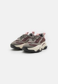 Sneaker mit einem Obermaterial aus Mesh und Wildleder in Grau und Burgunderrot, einer klobigen weißen Zwischensohle und einer strukturierten schwarzen Außensohle.