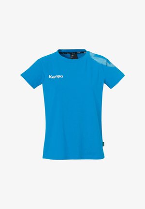 Blå kortærmet t-shirt lavet af bomuld med rund hals. Har et hvidt "Kempa" logo på brystet og et mønstret accent på skuldren.