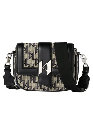 Petit sac bandoulière rectangulaire avec des accents en cuir noir, tissu à motifs, fermoir géométrique argenté et large bandoulière noire réglable.