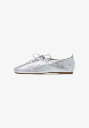 Zilveren metallic leren veterschoen met platte zool, kleine perforaties en een lage bruine zool, getoond vanaf de buitenkant.