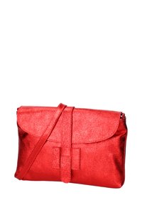 Sac à main en métal rouge avec un rabat, doté d'une fermeture à verrouillage tournant et d'une sangle réglable. Texture lisse, forme rectangulaire compacte.