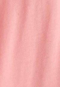 Tissu côtelé rose clair avec une texture douce, présentant de fines lignes verticales et une finition lisse. Aucun motif ou détail supplémentaire présent.