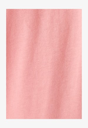 Tessuto a righe ribattuto di un delicato rosa, con una consistenza morbida, caratterizzato da sottili linee verticali e una finitura liscia. Nessun motivo o dettaglio addizionale presente.