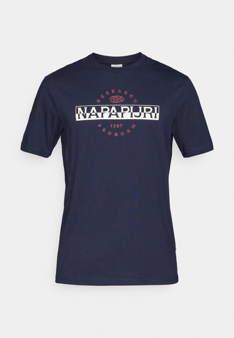 T-shirt en coton bleu marine avec un graphique central blanc et rouge portant le texte "NAPAPIJRI", à manches courtes et col rond.