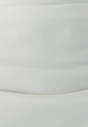 Valge kangas, millel on peen tekstuur, õrnalt langevad voldid ja sile, mati viimistlusega pind. Muster ega aksente ei ole nähtaval.