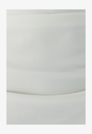 Tejido blanco con una textura suave, que presenta pliegues y ondulaciones sutiles en el material, creando una apariencia en capas.