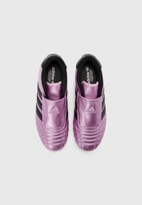 Chuteiras de futebol Adidas metálicas roxas com riscas pretas, vista superior em fundo branco.