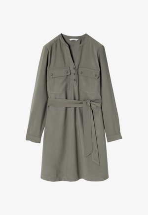 Khaki skjortekjole med lange ærmer, knaplukning foran, to brystlommer og bælte i taljen. Glat stof med en let glans.