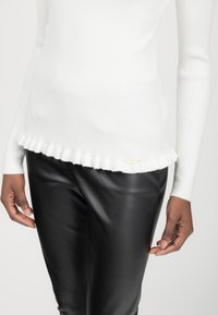 INFLUENCER RUCHED HEM - Strickpullover - milk