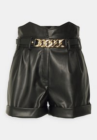 Högmidjade svarta lädershorts med upprullade fållar och ett svart skärp med en stor guldkedjebuckle i midjan.