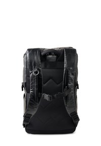 Černý batoh zezadu s polstrovanými ramenními popruhy, přezkou na hrudníku a síťovinovým polstrováním pro ventilaci.