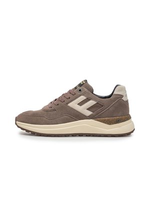 Bruine suède sneaker met beige accenten, dikke crèmekleurige zool en vetersluiting, getoond vanaf de buitenkant op een witte achtergrond.