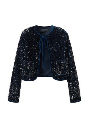 Chaqueta azul marino corta con textura de lentejuelas, cuello redondo y mangas largas. Presenta un cierre con lazo y dos bolsillos frontales.