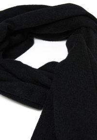 Sciarpa di lana nera con una finitura morbida e strutturata, disposta a forma circolare. Presenta una superficie liscia senza motivi o accenti visibili.