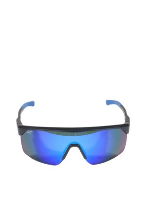 Lunettes de soleil de sport noires avec une seule lentille incurvée bleue miroir et des embouts en caoutchouc bleu sur les branches.