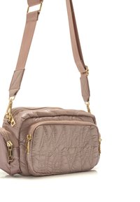 Rosa gesteppte Handtasche mit einer strukturierten Oberfläche, zwei Reißverschlussfächern und goldenen Hardware-Akzenten. Verstellbarer Tragegurt inklusive.