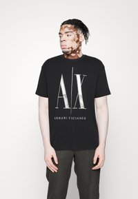 Armani Exchange Triko s potiskem - navy