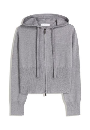 Haut à capuche zippé gris en tricot doux, avec une ceinture et des poignets côtelés, une capuche avec cordon de serrage et une texture lisse.