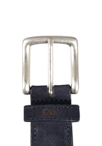 Cintura in pelle blu navy con fibbia metallica rettangolare argento. Presenta il nome del marchio "FAY" impresso sulla pelle vicino alla fibbia.