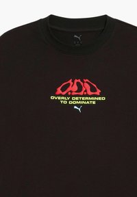 Czarna bawełniana koszulka z czerwoną i żółtą grafiką z napisem "NADMIERNE ZDECYDOWANIE DO DOMINACJI" oraz małym logo Pumy.