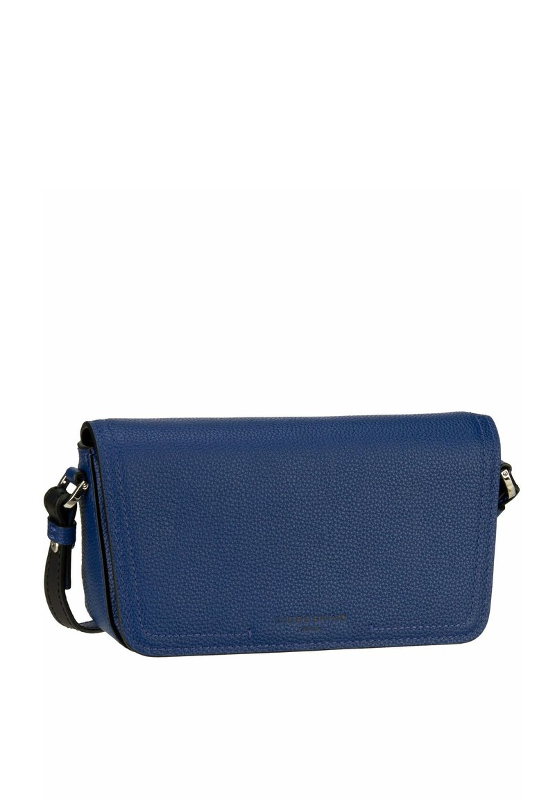 Borsa a tracolla blu in pelle con finitura testurizzata, chiusura a patta e tracolla rimovibile. Presenta un design minimalista e sottili dettagli metallici.