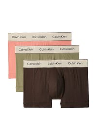 Trois paires de boxers Calvin Klein en rose, vert olive et marron foncé, chacune avec une ceinture beige affichant le nom de la marque.