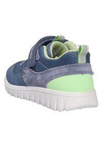 Blau- und grauer Sportschuh mit einem grünen Akzent, hergestellt aus Mesh und Wildleder, mit einem Klettverschlussriemen und einer strukturierten weißen Sohle.