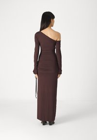 Braunes, einseitiges Langarmkleid aus dehnbarem Stoff, mit Raffung an der Taille und bodenlanger Silhouette.