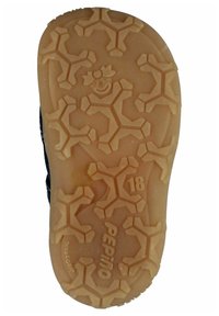 Beige rubberen zool met een hexagonaal patroon, voorzien van een glimlachend gezicht logo en de tekst "PEPINO" en "18", voor extra grip.