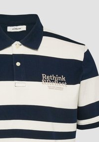 Polo rayé bleu marine et blanc avec deux boutons, texte brodé "Rethink & Reflect" et étiquette de la marque s.Oliver à l'intérieur du col.