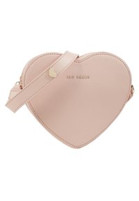 Różowa torebka crossbody w kształcie serca, wykonana z teksturowanej skóry, z złotym logo, regulowanym paskiem i detalem w kształcie serca.