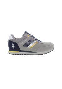 Scarpa sportiva grigia con tomaia in mesh e scamosciato, dettagli a strisce gialle e bianche, lacci blu e suola in gomma con dettaglio del logo.
