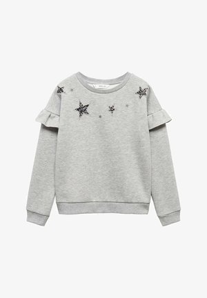 Hellgrauer Pullover mit langen Ärmeln, Rüschen an den Schultern und schwarzen sowie silbernen Paillettensternverzierungen auf der Brust.