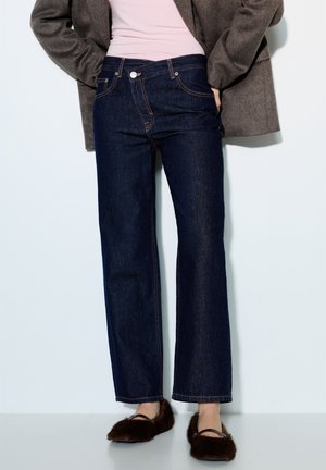 WITH CROSSOVER WAISTBAND - Egyenes szárú farmer - dark-blue denim