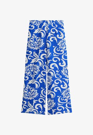 Niebieskie spodnie szerokie w nogawkach z florystycznym i spiralnym białym wzorem, wykonane z lekkiego materiału o gładkiej teksturze i luźnym kroju.