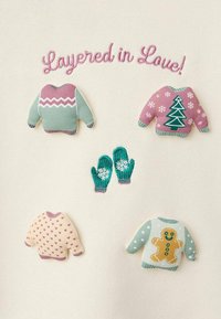 Quattro maglioni decorativi e guanti verdi su uno sfondo crema. I maglioni presentano colori come rosa e verde, con motivi che includono alberi e cuori.