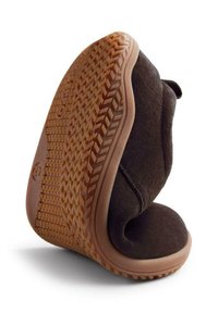 Stivale in camoscio marrone con suola in gomma texturizzata, caratterizzato da un design morbido e curvo e una parte superiore flessibile. La suola in gomma presenta un battistrada a motivo.